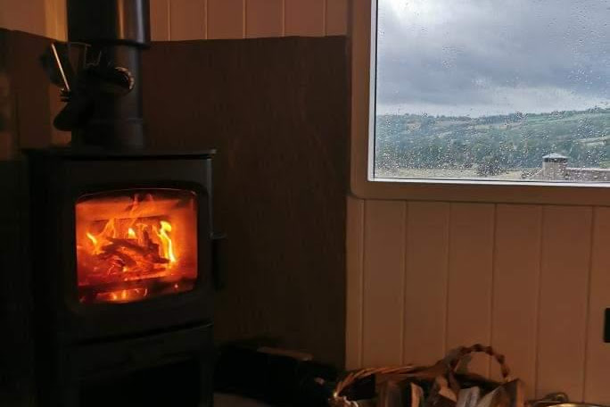 Log burner, outdoor bath, firepit, equipped kitchen, own bathroom with shower. Amazing space in Herefordshire/Powys