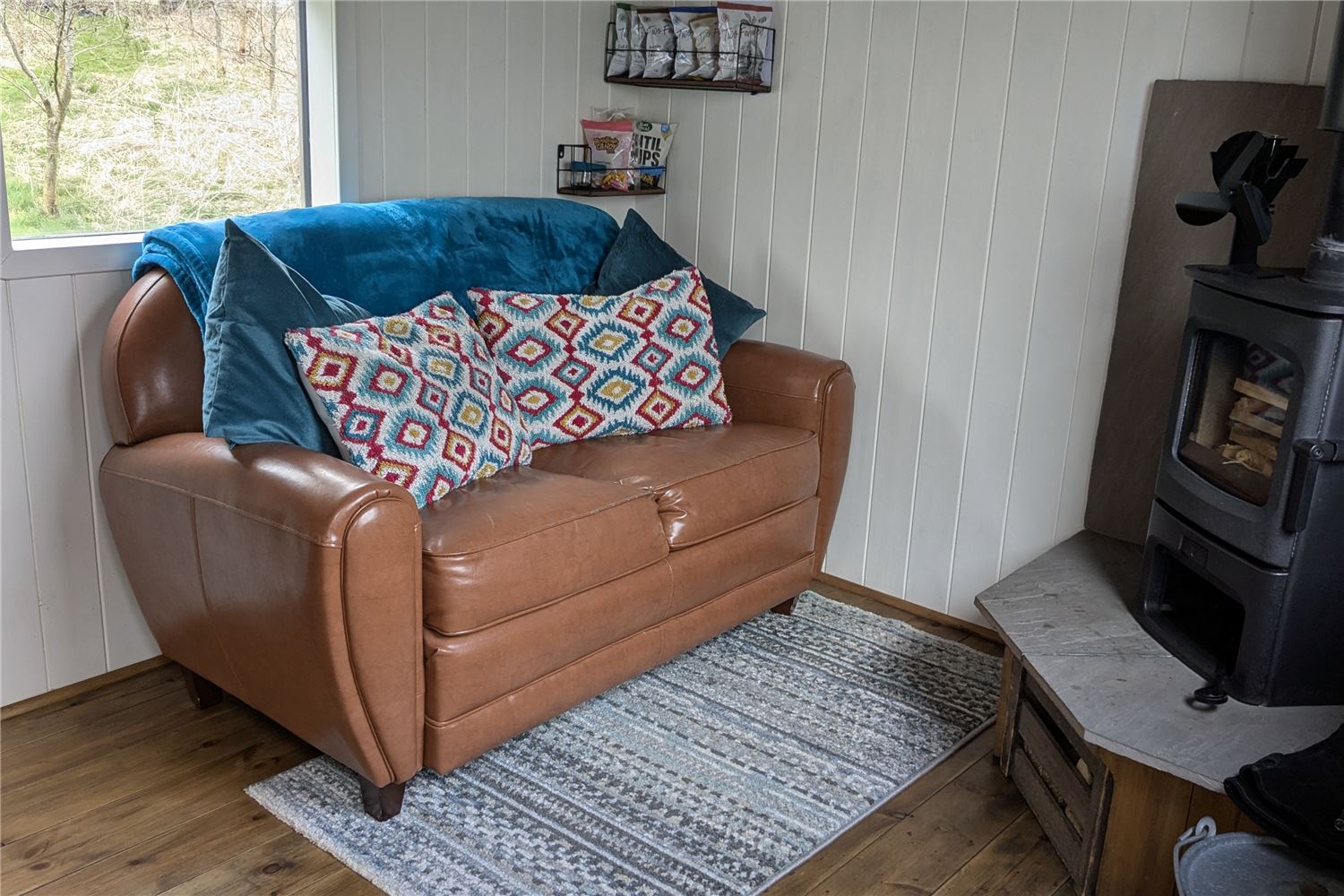 Amazing cabin space, log burner and outdoor bath. Cosy whatever the weather
