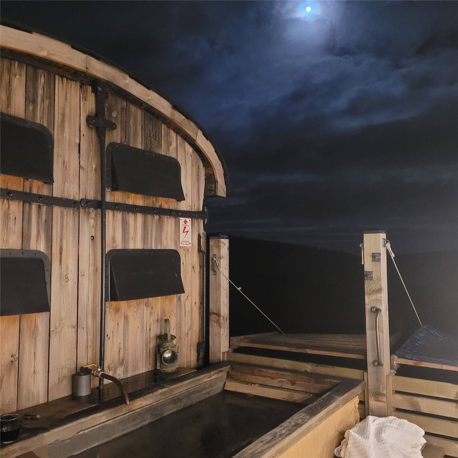 Secluded outdoor bath. Relax watch the wildlife and starbathe